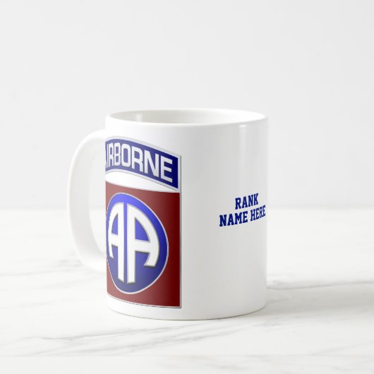 im Flugzeug 82. Division Customizable Shoulder Pat Kaffeetasse (Vorderseite Links)
