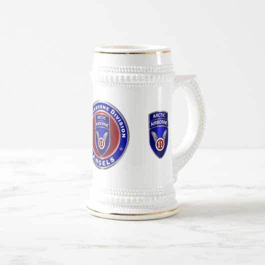 im Flugzeug Abteilung Bierglas (VorderseiteRechts)