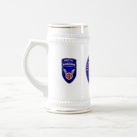 im Flugzeug Abteilung Bierglas (Links)