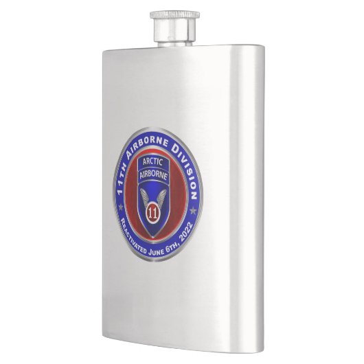 im Flugzeug Abteilung Flachmann (Links)