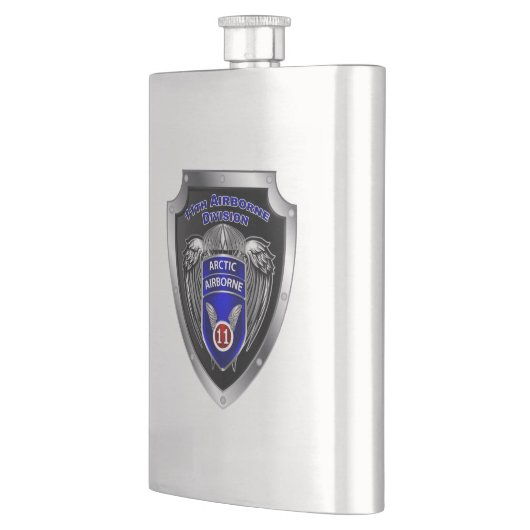 im Flugzeug Abteilung Flachmann (Links)