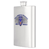 im Flugzeug Abteilung Flachmann (Links)