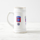 Im Flugzeug Armeeabteilungen Vergangenheit und Geg Bierglas (Links)