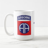 im Flugzeug Division 82 Alle amerikanischen indivi Kaffeetasse (Links)