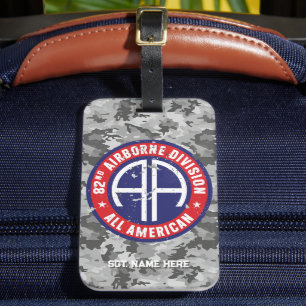 im Flugzeug Division All American Personalizable Gepäckanhänger
