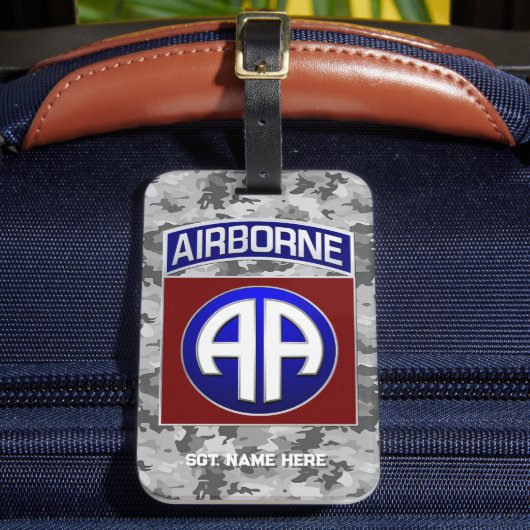 im Flugzeug Division All American Personalizable Gepäckanhänger (Vorderseite Insitu 2)