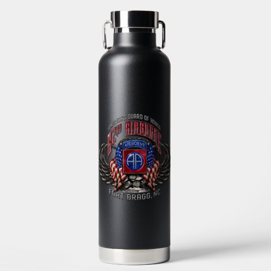 im Flugzeug Fort Bragg Black 32 oz Flasche (Vorderseite)