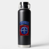 im Flugzeug Fort Bragg Black 32 oz Flasche (Rückseite)