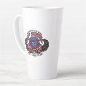 im Flugzeug Fort Liberty White Latte Tasse (Linke Ecke)