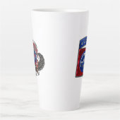 im Flugzeug Fort Liberty White Latte Tasse (Vorderseite)