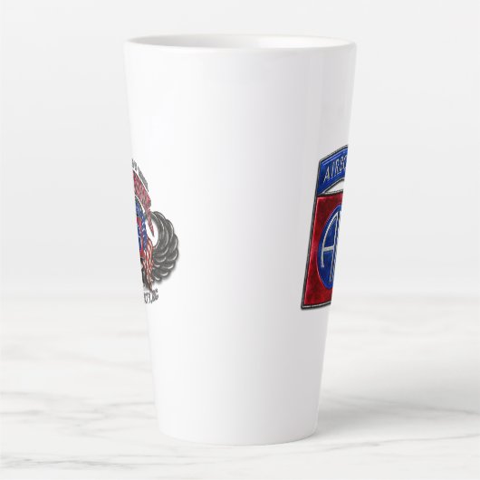 im Flugzeug Fort Liberty White Latte Tasse (Vorderseite)