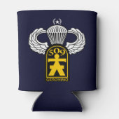 im Flugzeug mit Jump Wings Dosenkühler (Rückseite)