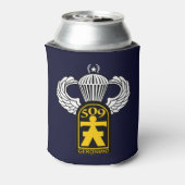 im Flugzeug mit Jump Wings Dosenkühler (Kanne Rückseite)