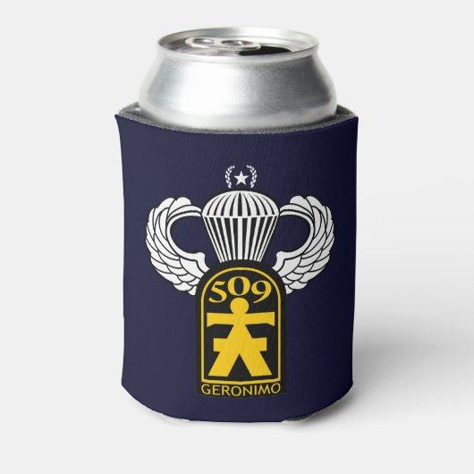 im Flugzeug mit Jump Wings Dosenkühler (Kanne Rückseite)