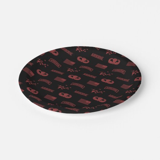 Im Flugzeug Muster (rot) Pappteller (Schrägansicht)