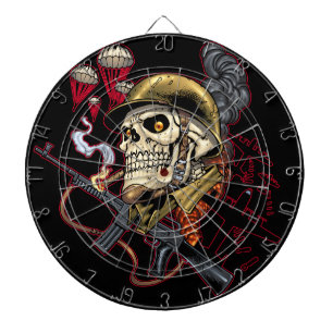 Im Flugzeug oder Marinefallschirmjäger-Schädel m Dartscheibe