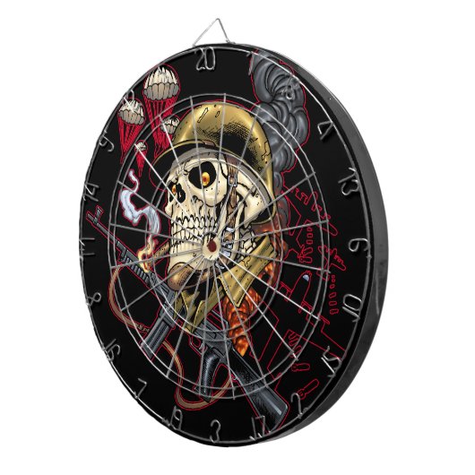 Im Flugzeug oder Marinefallschirmjäger-Schädel mit Dartscheibe (Vorderseite rechts)