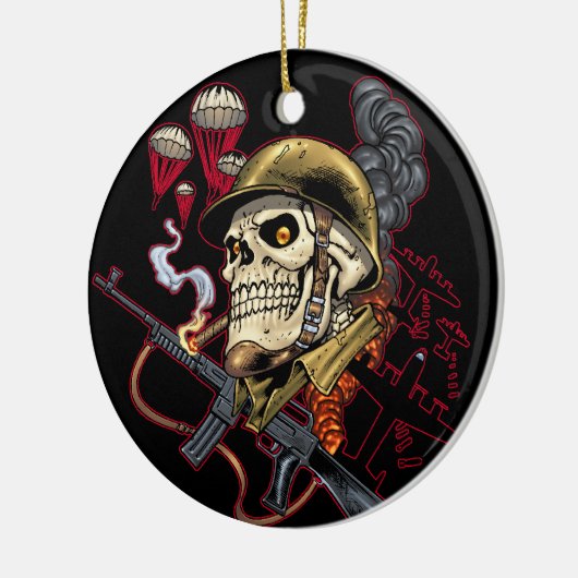 Im Flugzeug oder Marinefallschirmjäger-Schädel mit Keramikornament (Links)