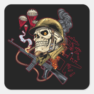 Im Flugzeug oder mariner Fallschirm mit Helm Quadratischer Aufkleber