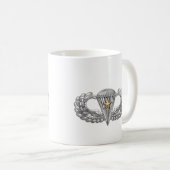 Im Flugzeug Parachutist mit Combat Star Kaffeetasse (VorderseiteRechts)