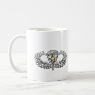 Im Flugzeug Parachutist mit Combat Star Kaffeetasse