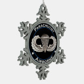 Im Flugzeug Parachutist Schneeflocken Zinn-Ornament (Links)