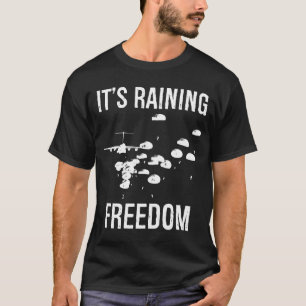 Im Flugzeug Paratrooper für die Gewinnerzielungsf T-Shirt