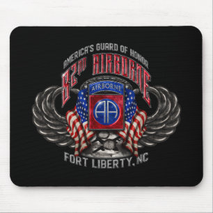 im Flugzeug Schwarze Mousepad