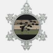 Im Flugzeug Sprung Schneeflocken Zinn-Ornament (Vorderseite)