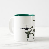 Im Flugzeug Sprungparatrooper Zweifarbige Tasse (Vorderseite Links)
