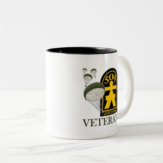 Im Flugzeug Veteran - 509. PIR Zweifarbige Tasse (VorderseiteRechts)