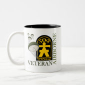 Im Flugzeug Veteran - 509. PIR Zweifarbige Tasse (Links)