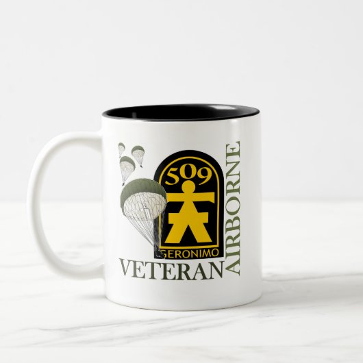 Im Flugzeug Veteran - 509. PIR Zweifarbige Tasse (Links)