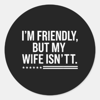 Im Friendly But My Wife Isnt Husband Humor Runder Aufkleber