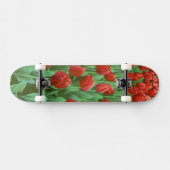 Im Frühling blüht das Tulip-Feld. Skateboard (Horizontal)