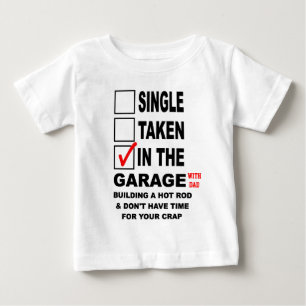 IM GARAGEN-(MIT VATER) GEBÄUDE EIN FRISIERTES AUT BABY T-SHIRT