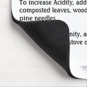 Im Garten arbeitender einfacher Boden-Test Mousepad (Ecke)