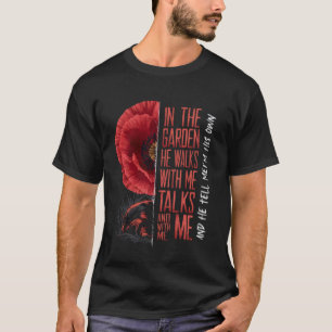 Im Garten geht er mit mir spazieren und er redet m T-Shirt