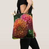 Im Garten von Dahlia 1 Tasche (Von Nahem)