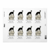 Im Gedenken an Katze auf dem Stapel der Bücher des (Vorne)