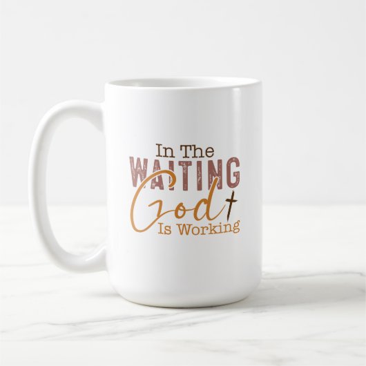 Im gewartet Gott arbeitet Christliches Zitat Kaffeetasse (Links)