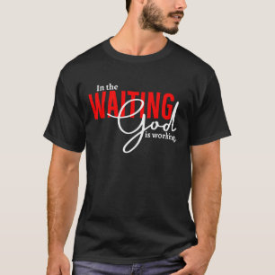 Im Gewartet Shirt arbeitet die Christliche Mama