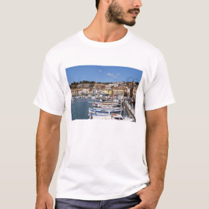 Im Hafen in Cassis Dorf. Fischerei und T-Shirt
