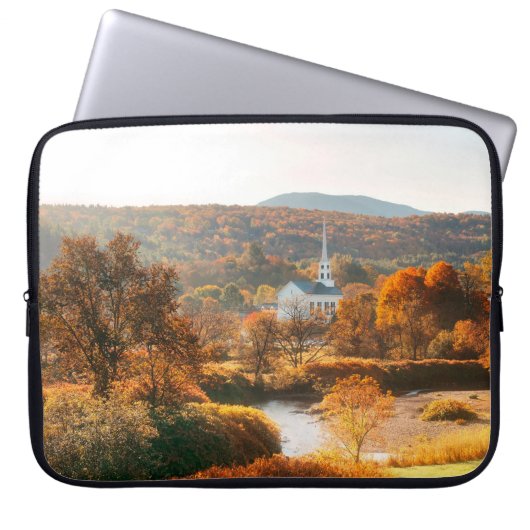 Im Herbst wird der Morgen mit farbenfrohen Blätter Laptopschutzhülle (Vorderseite)
