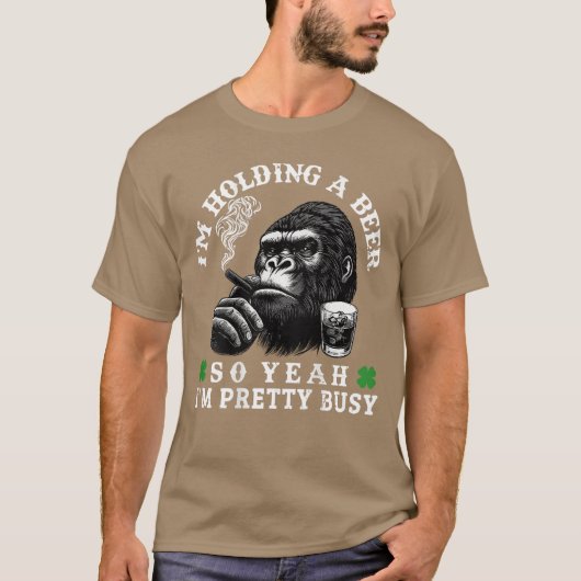 Im Holding A Beer So Yeah Im Pretty Busy Monkey On T-Shirt (Vorderseite)