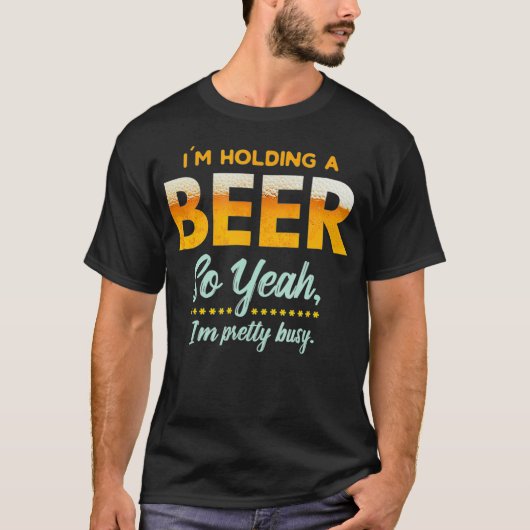 Im Holding A Beer So Year Im Busy Funny Drinking T-Shirt (Vorderseite)