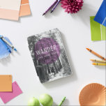 Im Holz wandern | weit und breit Zitat iPad Mini Hülle<br><div class="desc">© Laura Marshall/wildes Apple. Schwarzweiss-Foto des Holzes mit lila inspirierendem Zitat</div>