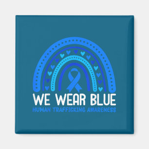 Im Januar trägt Blue Wear Human Trafficking Awaren Magnet