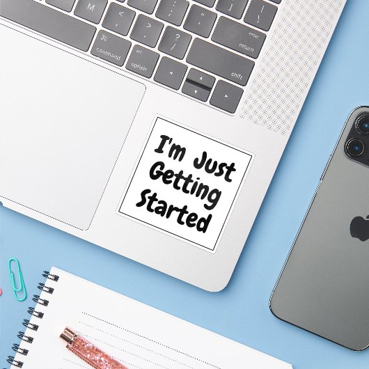 "I'm Just Getting Started" Phrase Black Lettering Aufkleber (Laptop mit iPhone)