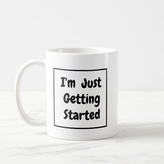 "I'm Just Getting Started" Phrase Black Lettering Kaffeetasse (Links)